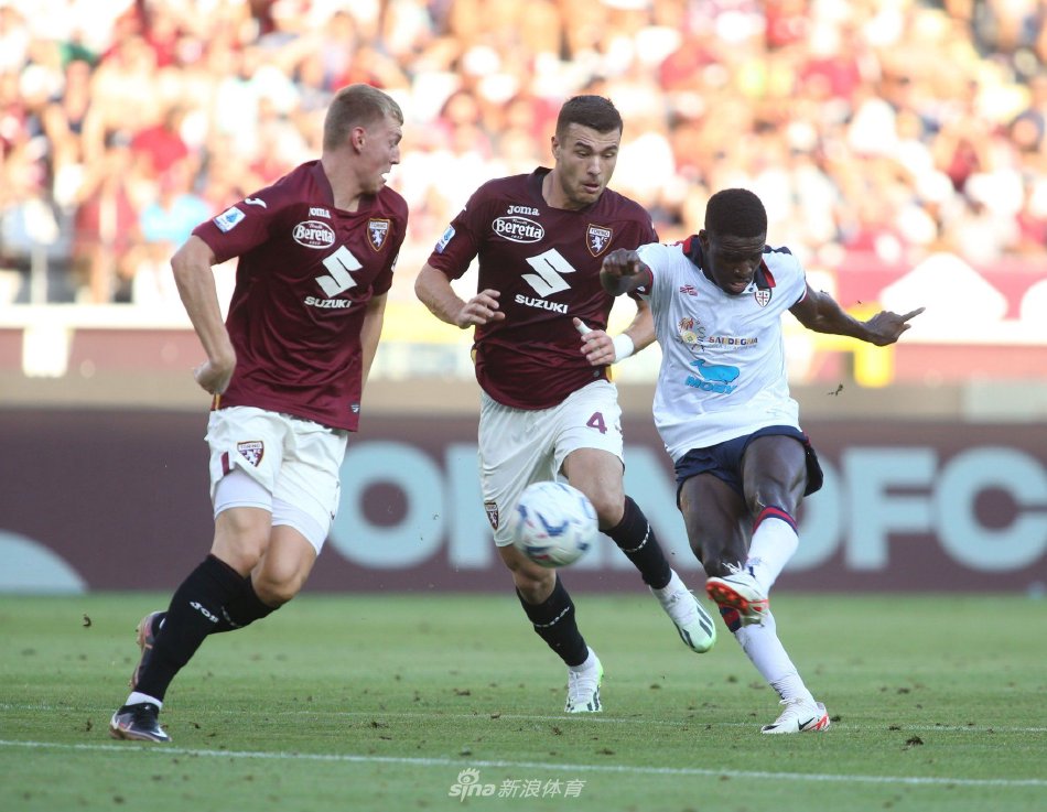 足球市场中 足球市场中